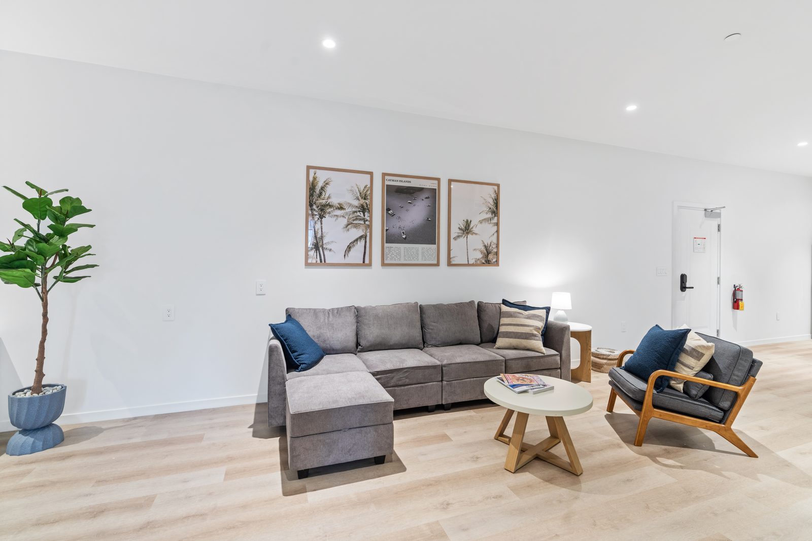 4-bedroom luxury apartment Governors Village Grand Cayman — photo 1